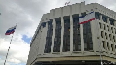 Депутатам – радужные дворцы, детям – обваливающиеся потолки: новая подсветка Госсовета РК вызвала у крымчан вопросы