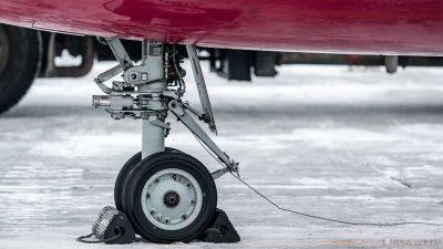 В Якутии у самолета лопнули колеса при приземлении