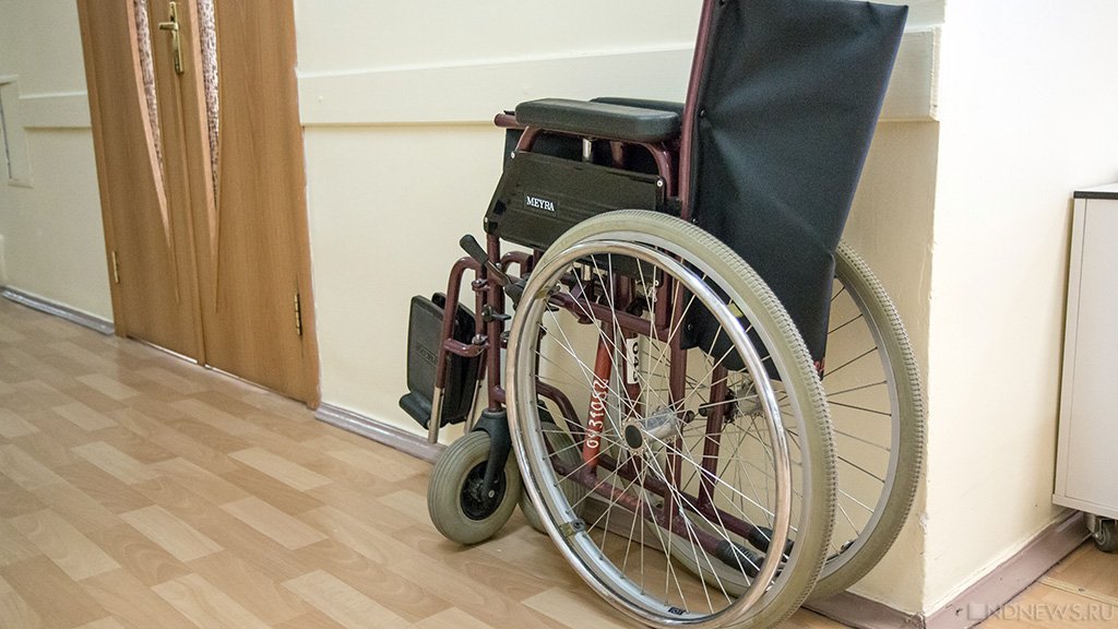 Подъемник для инвалидов в центре Челябинска сломался на глазах у прокурора