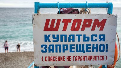 Непогода внесла коррективы в празднование Крещения в Крыму и немного поломала стены и дороги