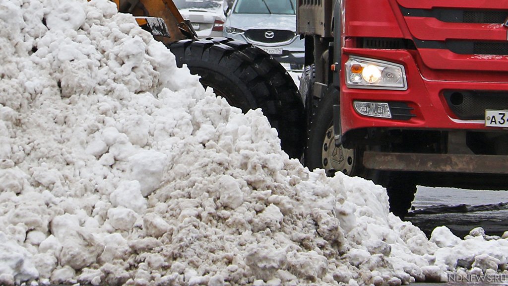 Сухопутный коридор в Крым заблокировал снег