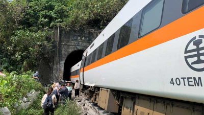 Поезд сошел с рельсов на Тайване, погибли десятки человек