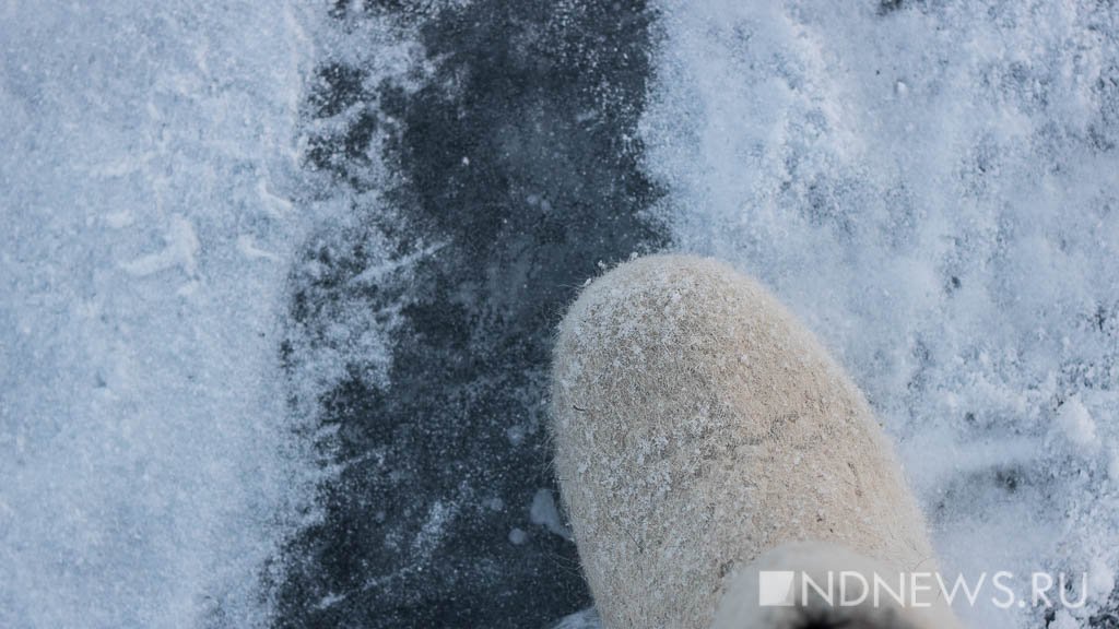 Двое мужчин пропали без вести, провалившись на снегоходах под лёд в Югре