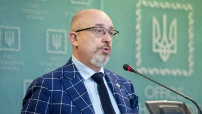 «Живой силы для восполнения потерь – полно» – министр обороны Украины