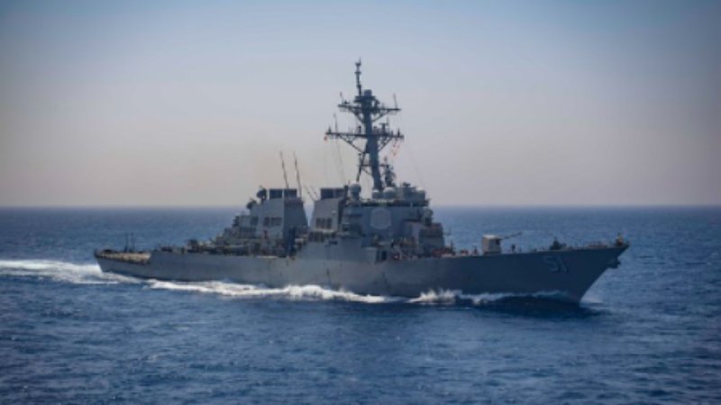 Хуситы беспилотниками атаковали американский эсминец в Красном море