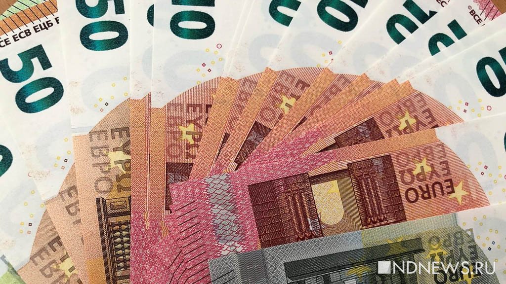 Банки в Екатеринбурге возобновили продажу валюты, но ажиотажа нет