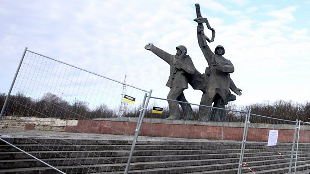 Рижские власти снесли три скульптуры солдат памятника советским воинам-освободителям