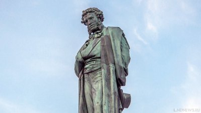 Вандалы разрушили старейший в Киеве памятник Пушкину
