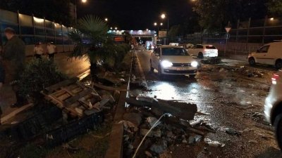 Сильнейший ливень в Сочи затопил несколько районов, погиб один человек