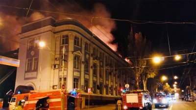 В Донецке после обстрела ВСУ горит здание Управления железной дорогой