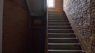 В Омске школьник разбился насмерть, катаясь на перилах лестницы