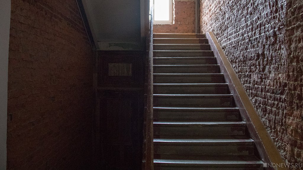 В Омске школьник разбился насмерть, катаясь на перилах лестницы