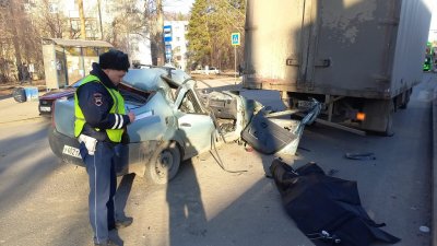 На Амундсена пьяный водитель за рулем чужой машины въехал в грузовик, пассажир скончался (ФОТО)