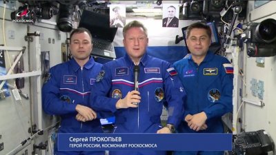 Экипаж МКС записал поздравление с Днем космонавтики
