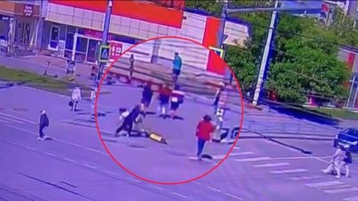 В Екатеринбурге женщина на электросамокате сбила пешехода (ВИДЕО)