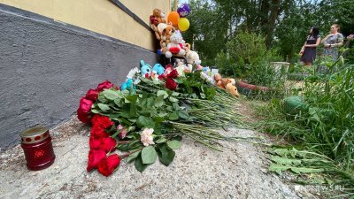 К дому, где жил Далер Бобиев, екатеринбуржцы несут цветы и игрушки (ФОТО)