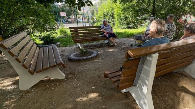 Депутат помог жителям заменить скамейки во дворе (ФОТО)