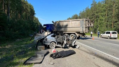 На ЕКАДе водитель легковушки погиб в аварии с грузовиком (ФОТО)