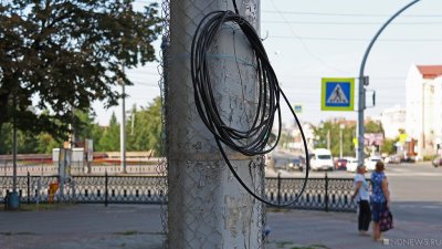 В Челябинске на перекрестке опасно накренился столб: бетон как будто растворился