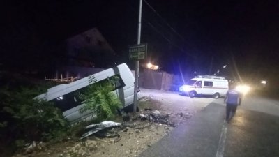 Микроавтобус с туристами из России попал в ДТП в Абхазии: есть раненые