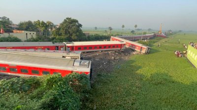 Четверо погибли и 100 человек пострадали при сходе поезда с рельсов в Индии