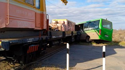 В Татарстане железнодорожный кран протаранил автобус на переезде