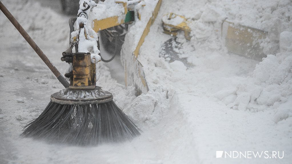 В Свердловской области после снегопадов дороги чистят 229 снегоуборочных машин