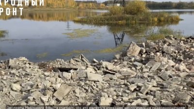 В Челябинске берега городского пруда исчезают под грудами мусора