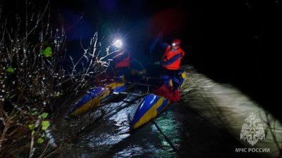 В Адыгее ищут женщину и ребенка, чей автомобиль упал в реку