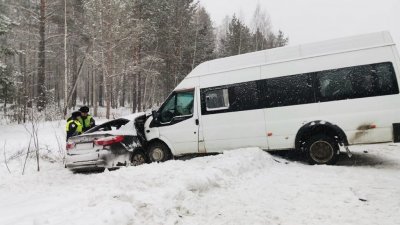 На трассе Екатеринбург – Алапаевск столкнулись микроавтобус и легковушка, погиб человек (ФОТО)