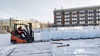 На главную площадь Екатеринбурга привезли 400 кубометров льда (ФОТО)