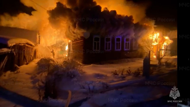 Уралец спас из горящего дома двух женщин (ВИДЕО)