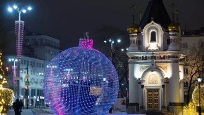 В центре Екатеринбурга появился огромный сверкающий шар