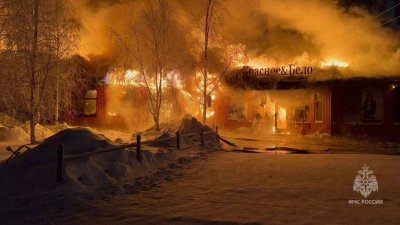 В Надыме тушат горящий магазин «Красное и белое»
