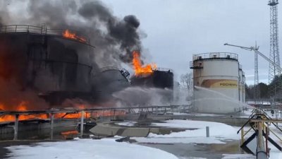 В Клинцах эвакуировали частный сектор рядом с горящей нефтебазой