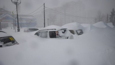 СКР проводит проверку после смерти мужчины в занесенном снегом автомобиле на Сахалине