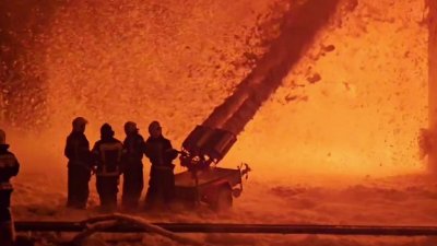 МЧС подключило пожарные поезда к тушению огня на курской нефтебазе