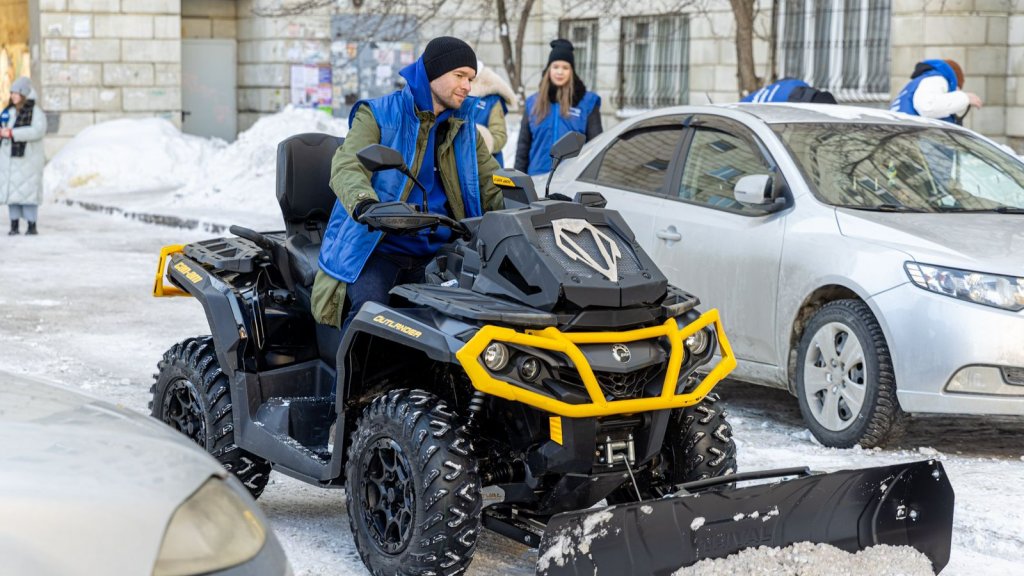 Волонтеры Алексея Вихарева чистят снег на Эльмаше на квадроциклах (ФОТО)