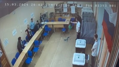 В Екатеринбурге мужчина пытался залить бюллетени краской (ВИДЕО)