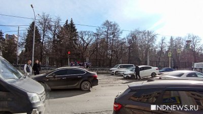 На Радищева и 8 Марта трамваи встали из-за ДТП на путях (ФОТО)