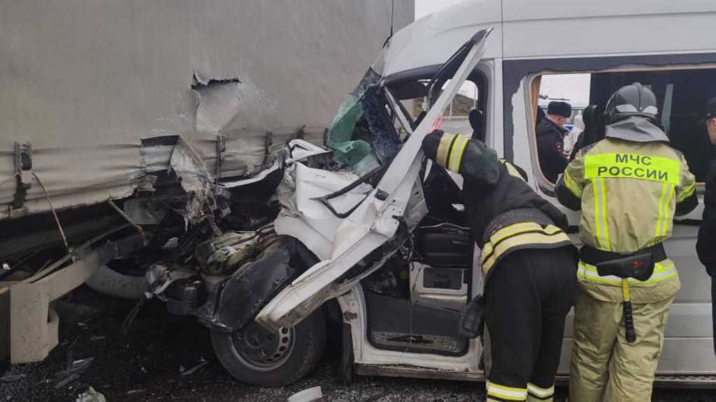 В Северной Осетии микроавтобус с туристами столкнулся с фурой: пострадали 11 человек