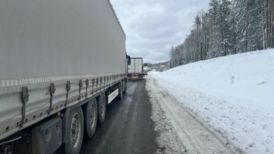 Не погодные условия, а водители фур: в Уралуправтодоре сообщили причину пробок на Пермском тракте