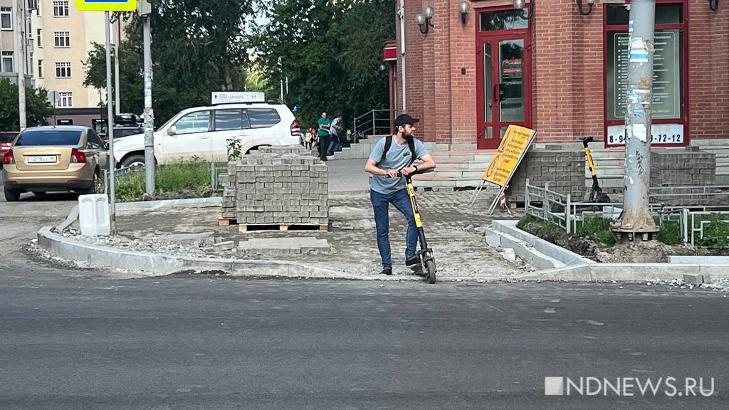 В Екатеринбурге несколько недель не могут сделать тротуары – сроки неизвестны (ФОТО)