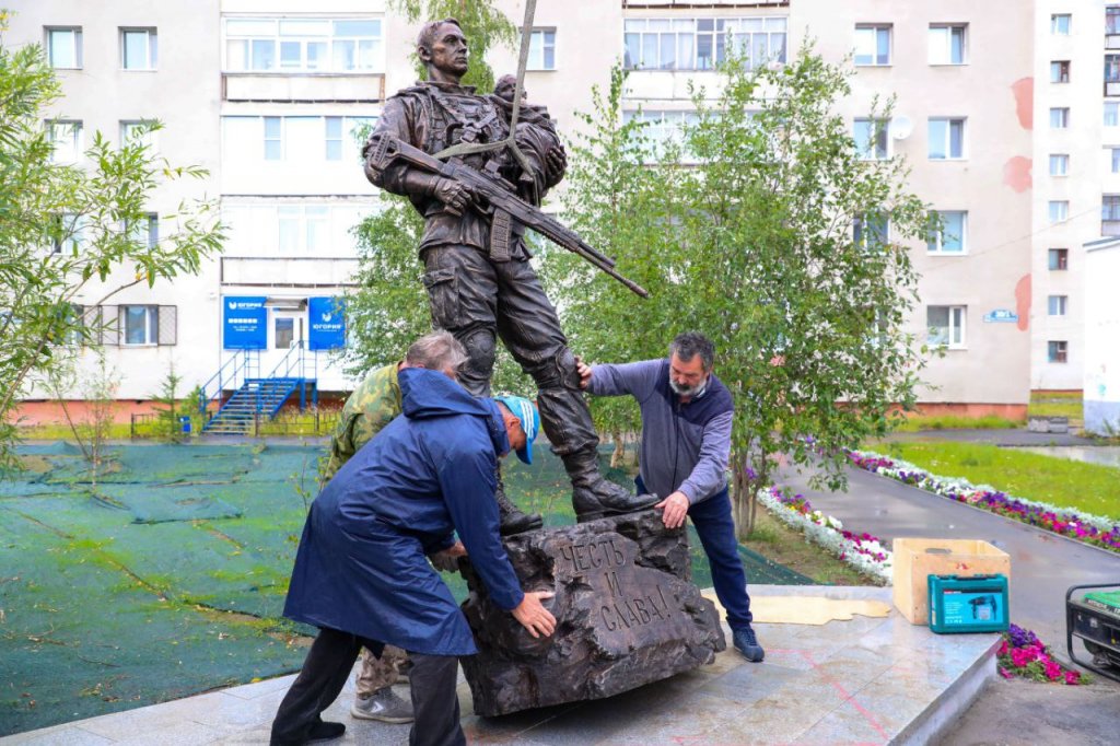 Надымский глава показал новый памятник защитникам Донбасса (ФОТО)