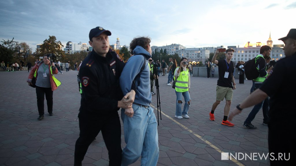 Протестующие вышли в центр Екатеринбурга. Задержано несколько десятков человек (ФОТО)