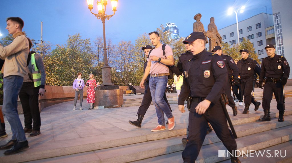 Протестующие вышли в центр Екатеринбурга. Задержано несколько десятков человек (ФОТО)