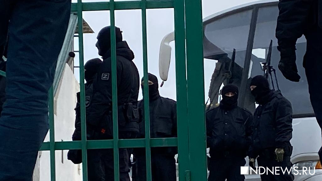 Полиция устроила облаву на нелегальных мигрантов во время молитвы в мечети (ФОТО, ВИДЕО)