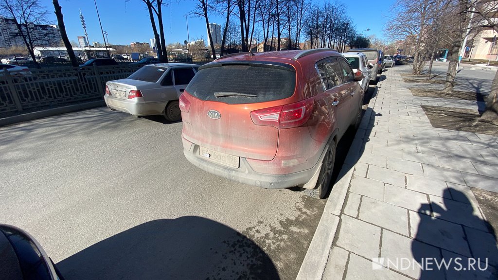 На улице Ельцина водители идут на хитрости, чтобы парковаться, не получив за это штраф (ФОТО)