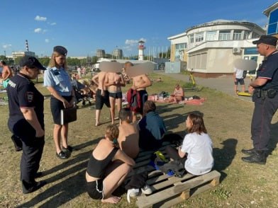 Отдыхающие пили и хулиганили: полиция отчиталась о рейдах по пляжам Екатеринбурга (ФОТО)