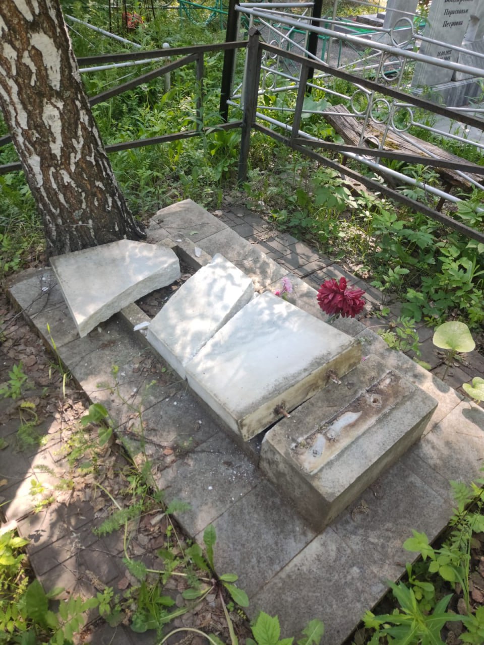 В Первоуральске вандалы разгромили могилы на кладбище, задержан подозреваемый (ФОТО)